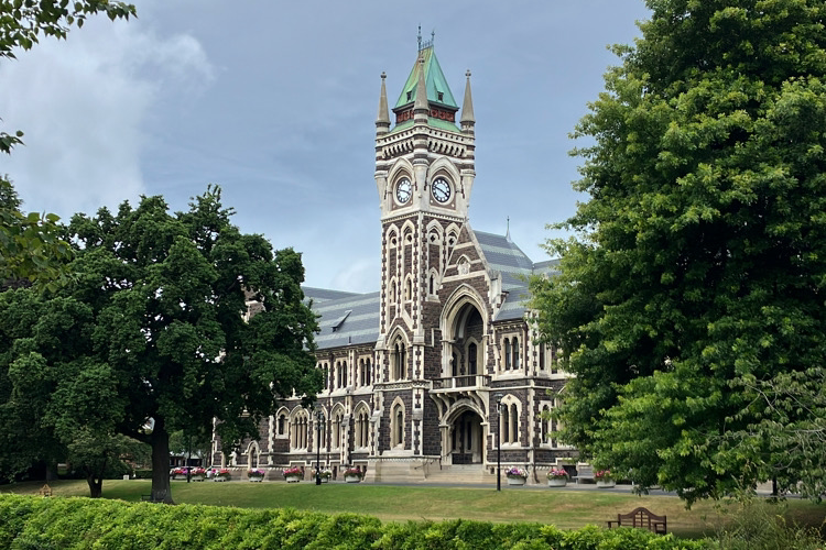 ダニーデンにあるオタゴ大学の校舎の写真