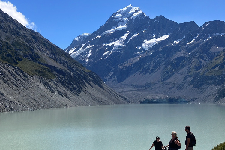 マウントクックのトレッキングコース”Hooker Valley Track”を歩いた先にある湖の写真