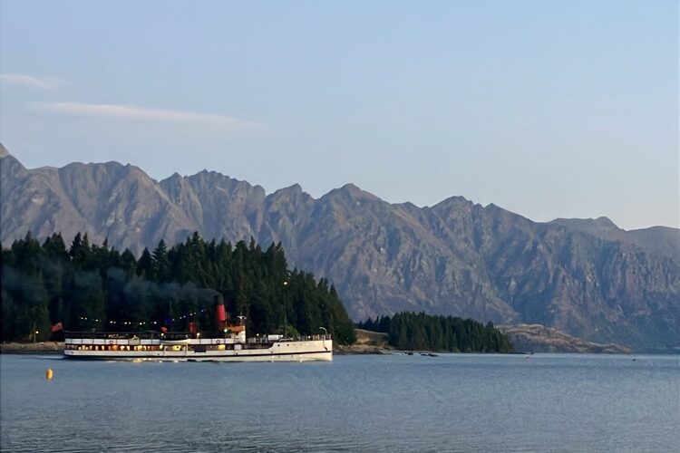 クイーンズタウンのワカティプ湖上を走るTSSアーンスロー号のクルーズ写真