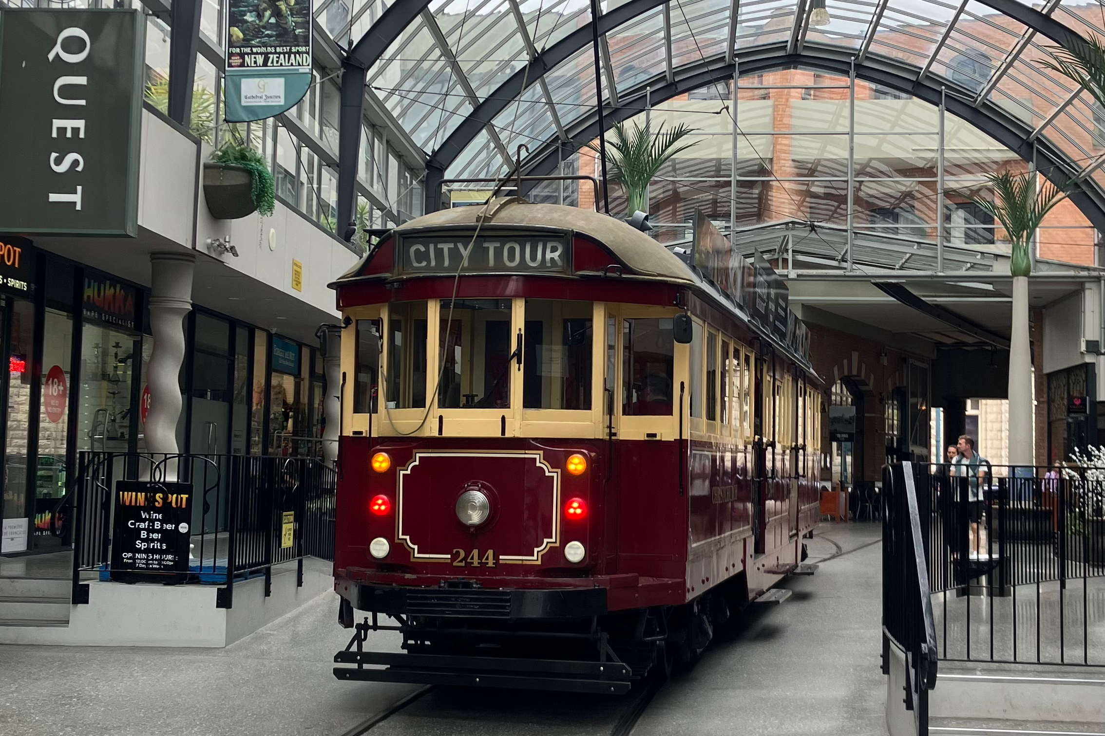 クライストチャーチ市内を走るトラムの写真