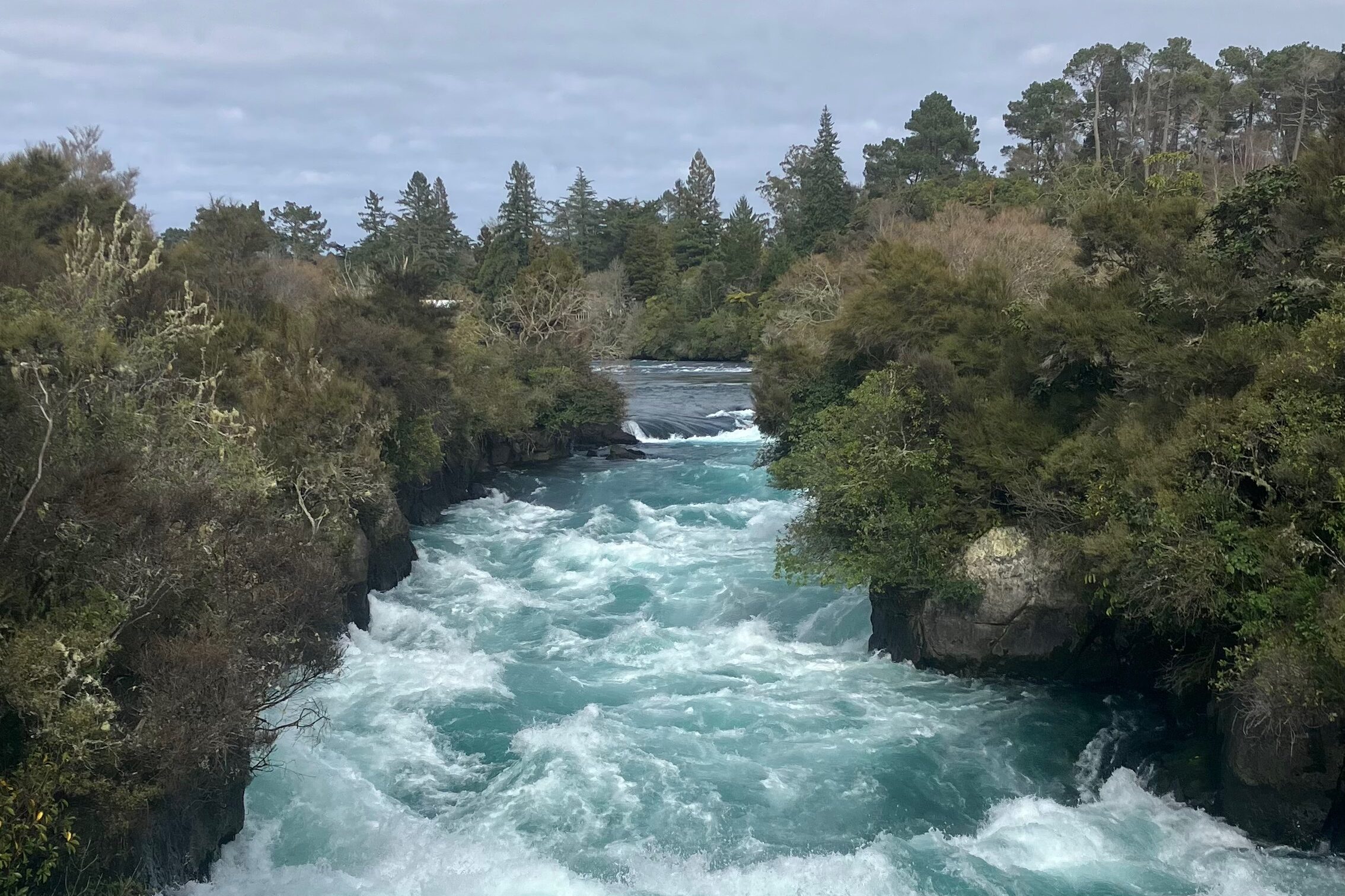 大量の水が流れるHuka Fallsでの一枚