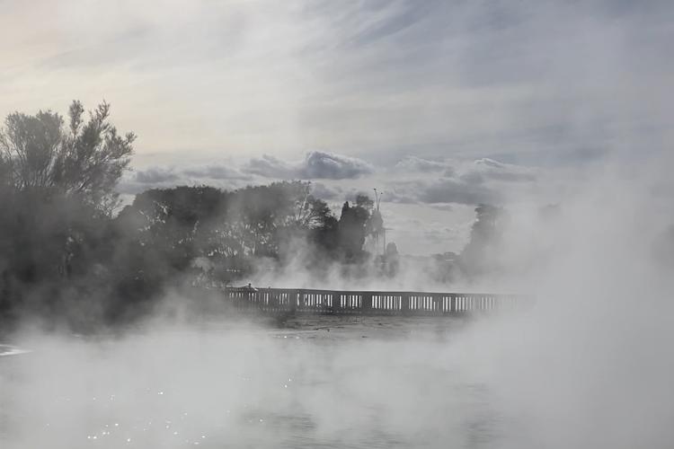 Kuirau Parkで水面から湯気がたっている様子